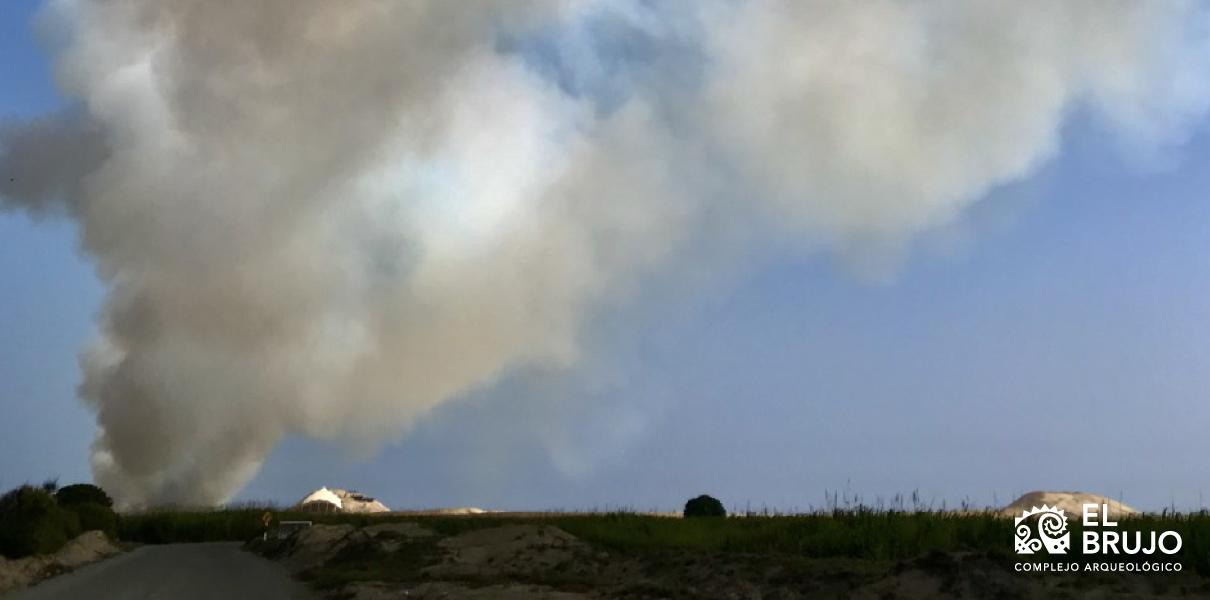 Quema de caña de azúcar en las inmediaciones del Complejo Arqueológico El Brujo